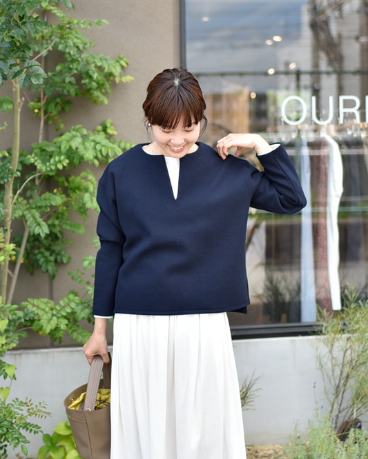 洗えるウール混素材のキーネックプルオーバー - OURHOME