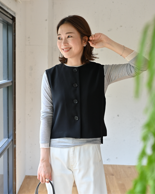 羽織るだけできれい見え、洗えるボタンベスト