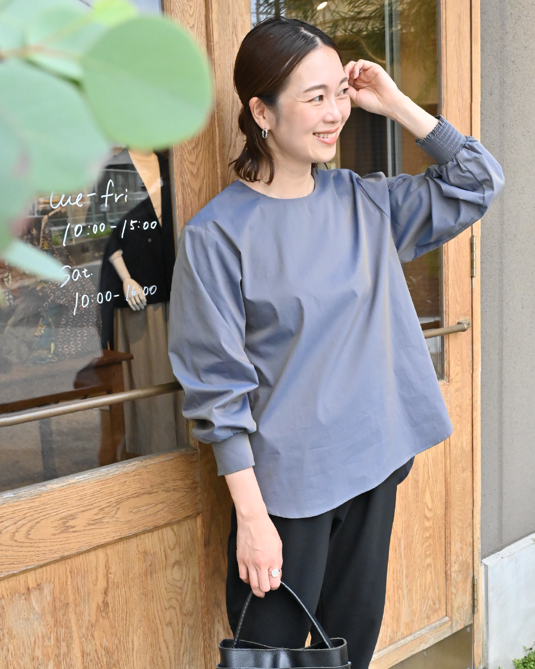 着回し広がる袖パフブラウス