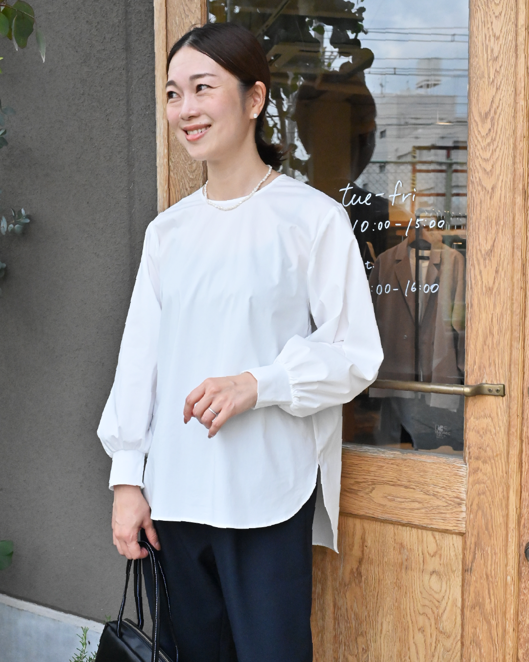 着回し広がる袖パフブラウス