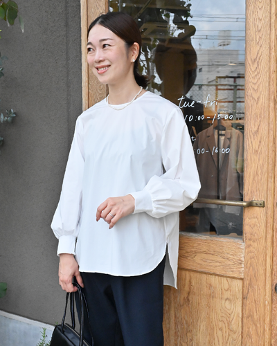 着回し広がる袖パフブラウス