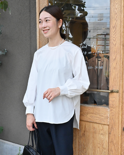 着回し広がる袖パフブラウス