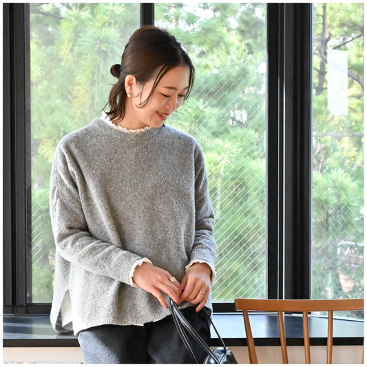 ゆったりシルエットのあったかブークレニット