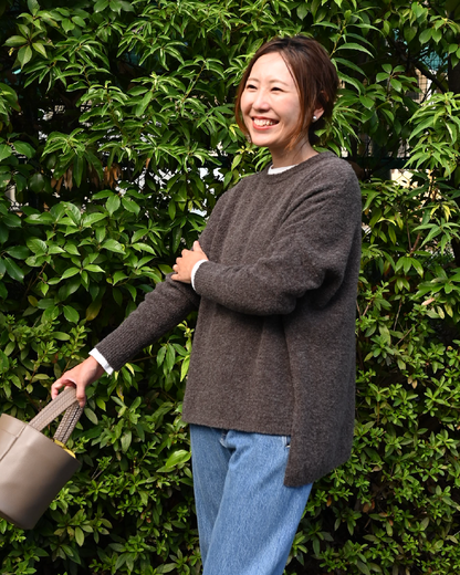 ゆったりシルエットのあったかブークレニット