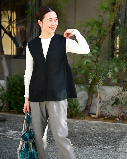 軽やか素材のジップベスト - OURHOME