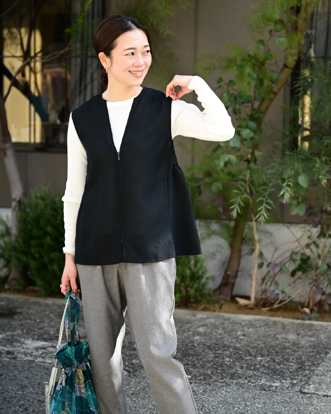 軽やか素材のジップベスト