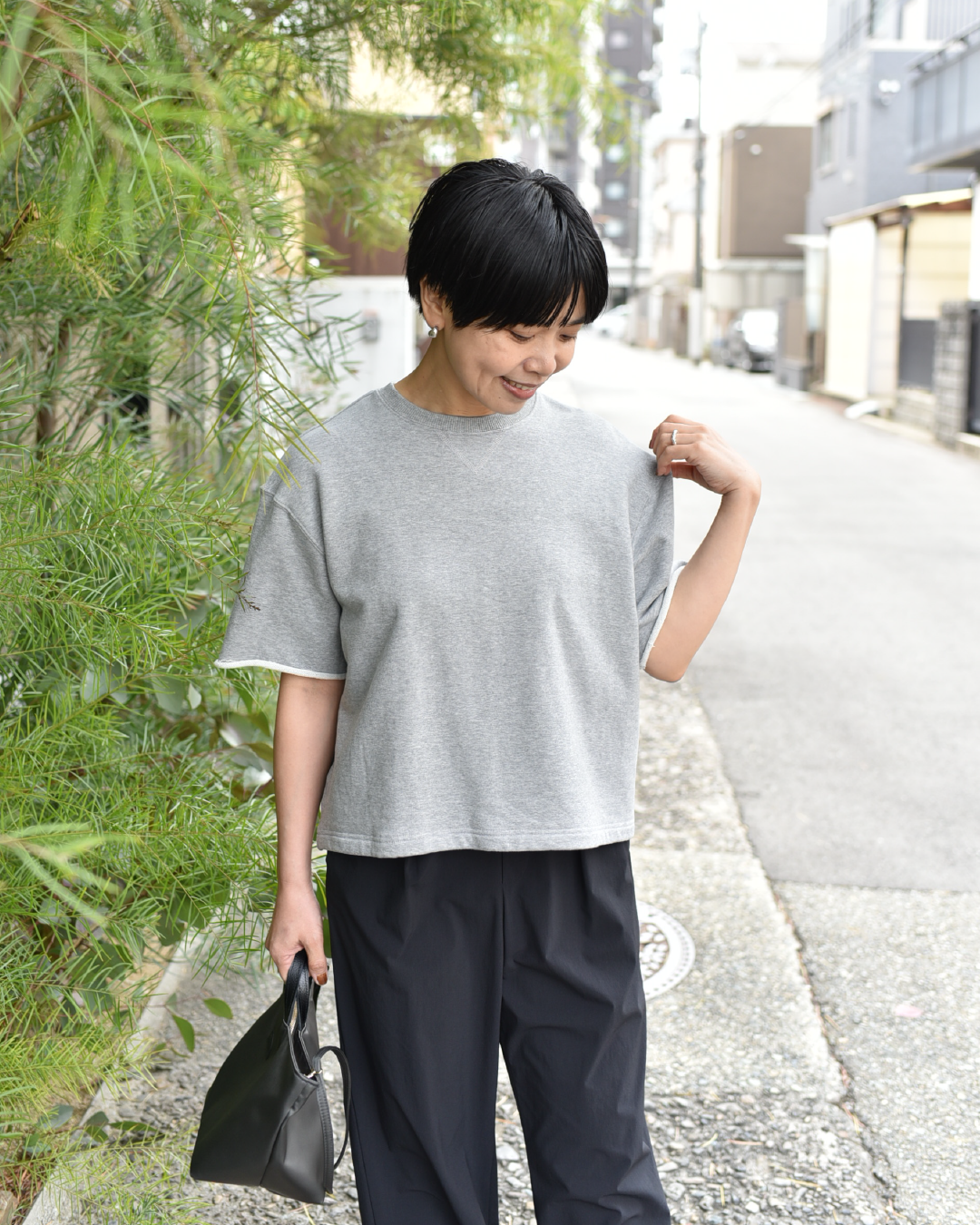 裏毛素材の切りっぱなし5分袖トレーナー