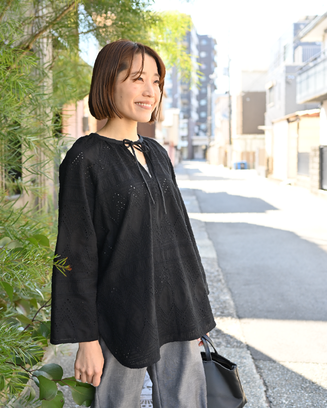 OUR スカラップレースの長め丈ブラウス スカラップレースの長め丈ブラウス – OURHOME