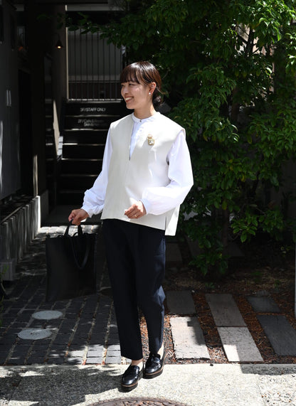 #items:4204-v-neck-vest,4167-tuck-pants,2507-enamel-leather-loafer-shoes,1024-2way-fit-leather-tote-bag,3022-noble-brooch
